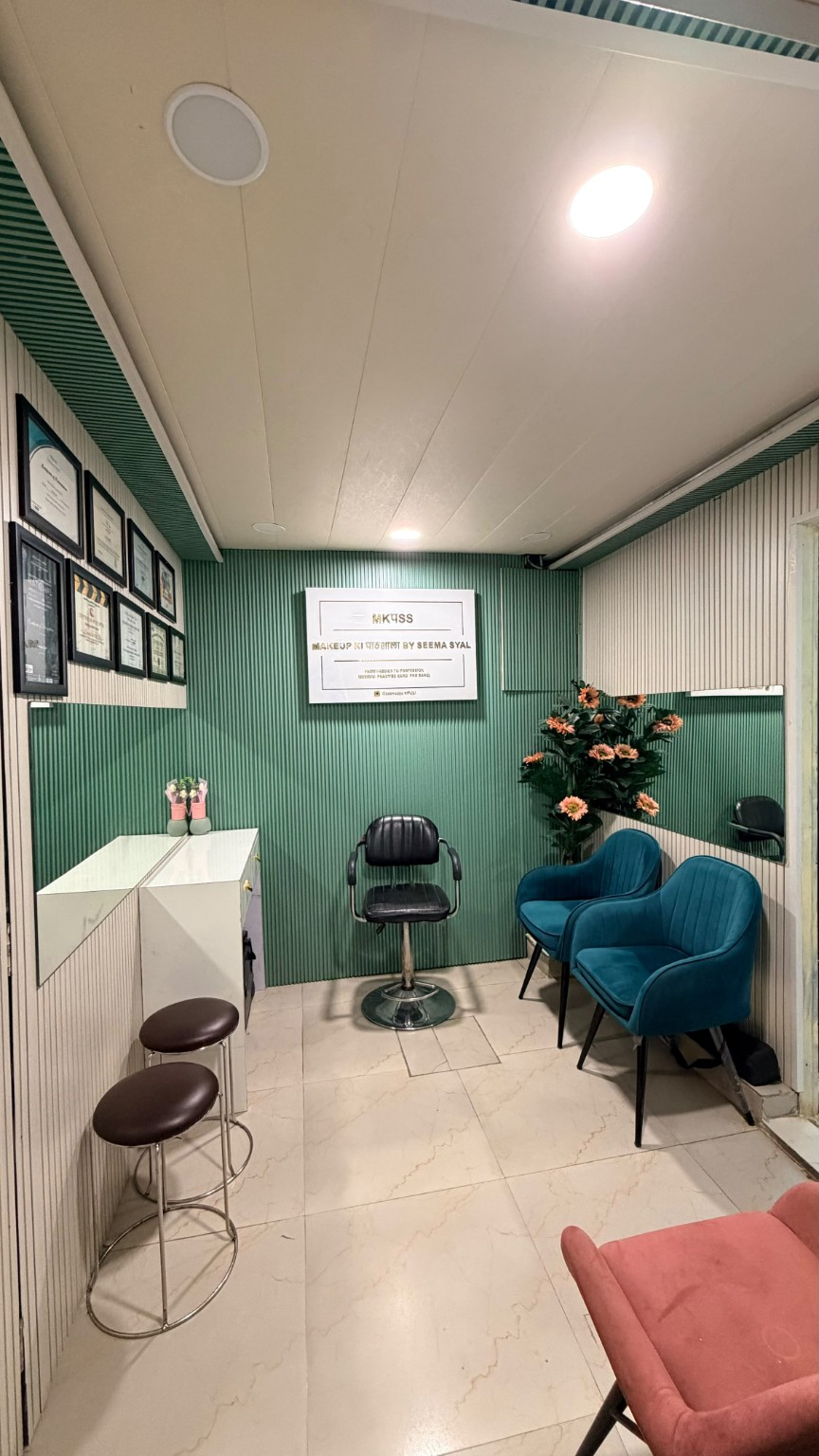 Inside MAKEUP KI पाठशाला 1